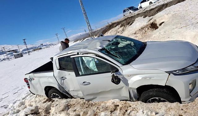 Van'da kamyonet şarampole yuvarlandı; 3 yaralı