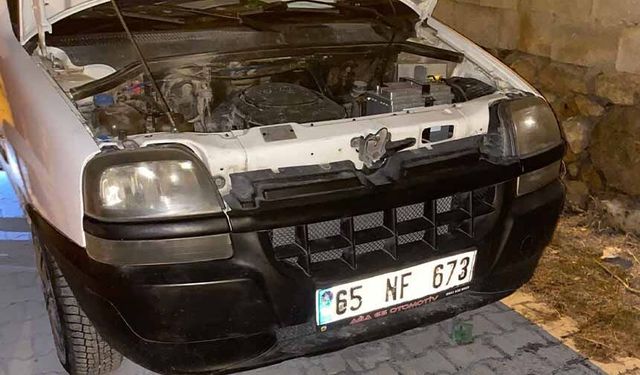 Van'da park halindeki kamyonetin motoru yandı