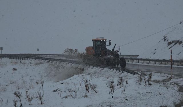 Van’da 42 yerleşim yerinin yolu ulaşıma kapandı
