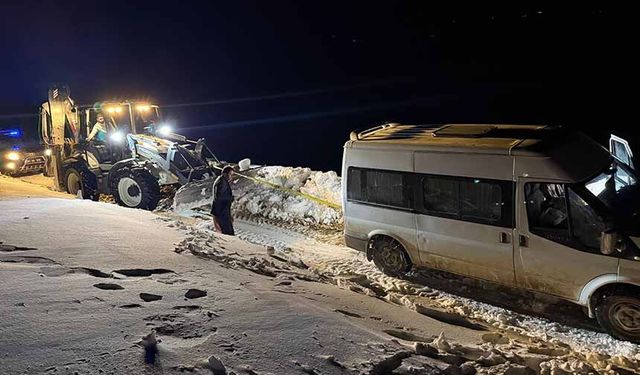 Başkale'de yoldan çıkan minibüs kara saplandı