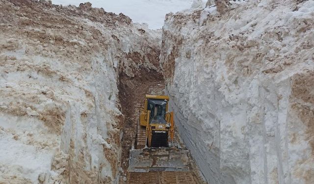 Yüksekova’da 8 metrelik kar tünelleri