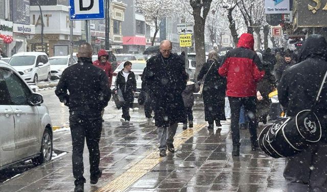 Van’da yoğun kar yağışı etkisini sürdürüyor