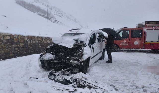 Kamyonetler kafa kafaya çarpıştı: 1 kişi hayatını kaybetti