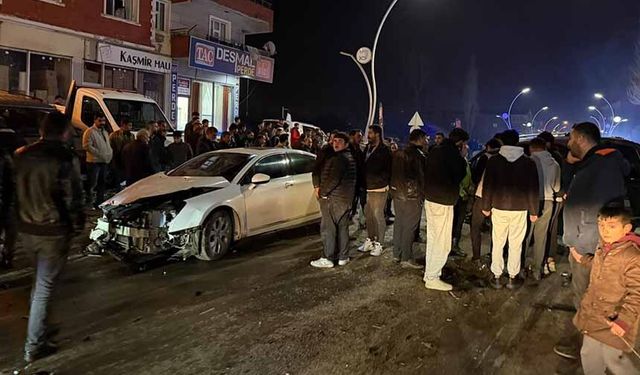 Muradiye’de otomobil ve kamyonet çarpıştı: 2 yaralı