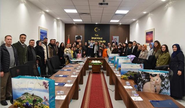 Van’da kitap okuma yarışmasında dereceye girenler ödüllendirildi