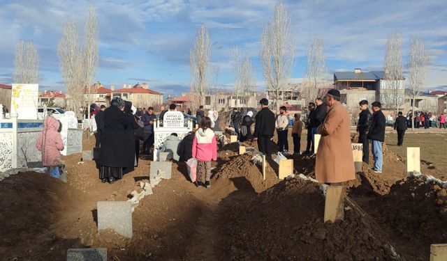 Van’da bayramın ilk günü mezarlıklar ziyaret edildi