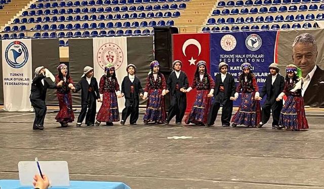 Muradiye’nin minik halk oyuncuları il birincisi oldu