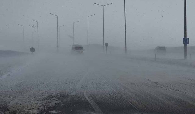 Güzeldere Geçidi'nde tipi trafiği olumsuz etkiliyor