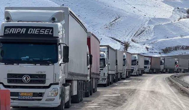 Türkiye-İran sınır kapısında 2 kilometrelik tır kuyruğu oluştu