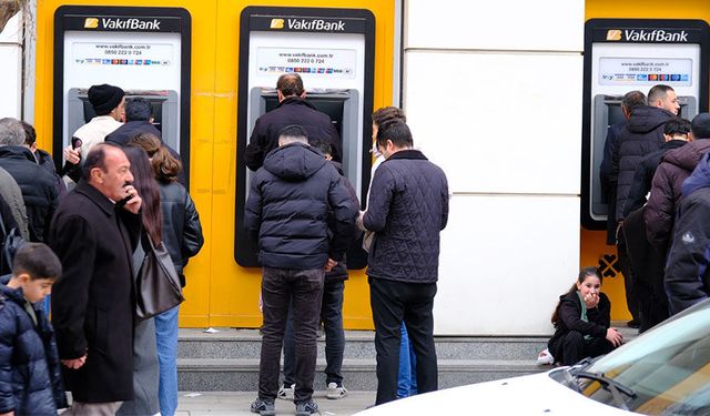 Van’da ATM’ler önünde uzun kuyruklar