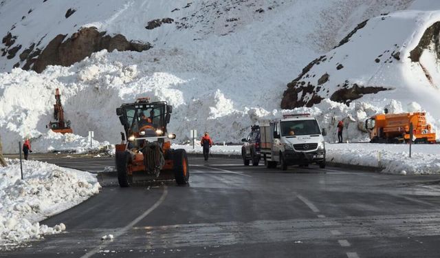 Van-Hakkari yolu çığdan temizlenip ulaşıma açıldı