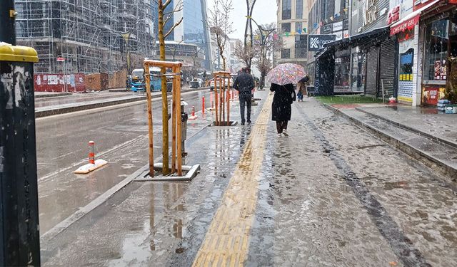 Vanlılar kar yağışına uyandı