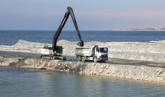 Van’da sahil bandı araç ve yaya trafiğine kapatıldı