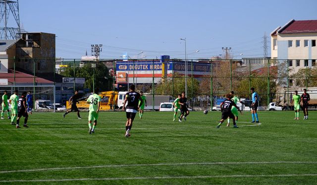 Vanspor U19 liderliği kovalıyor