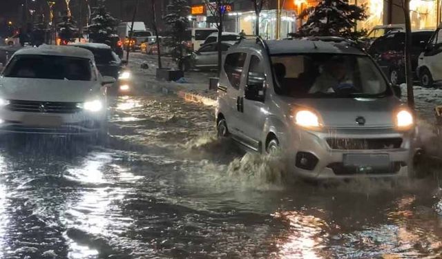 Yüksekova'da caddeler göle döndü