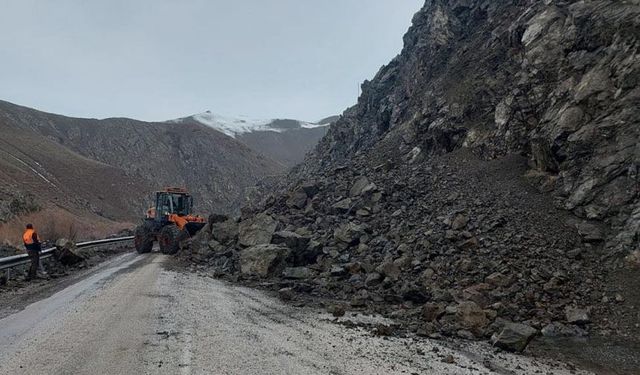 Yüksekova-Van kara yolu kontrollü şekilde geçişlere açıldı
