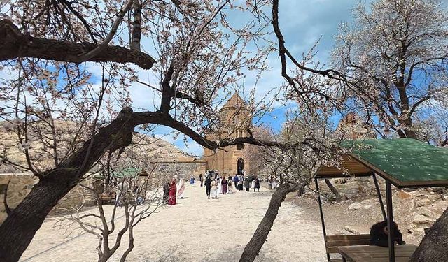 Akdamar Adası'nda 23 Nisan yoğunluğu
