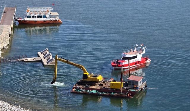 Suların çekildiği Akdamar'daki iskele yenileniyor