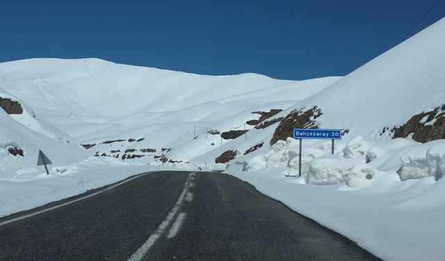Bahçesaray yolundaki çalışmalara çığ riski nedeniyle ara verildi
