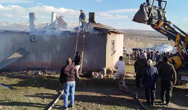 Van’ın Özalp ilçesinde ev yangını