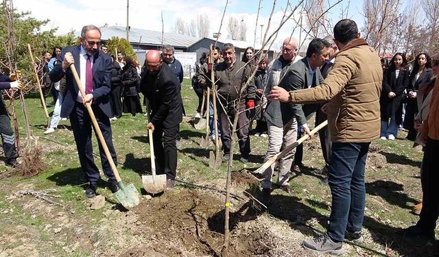 Van YYÜ yerleşkesinde fidanlar toprakla buluştu