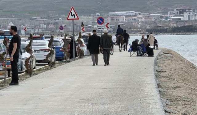 Güneşi gören Vanlılar sahile akın etti