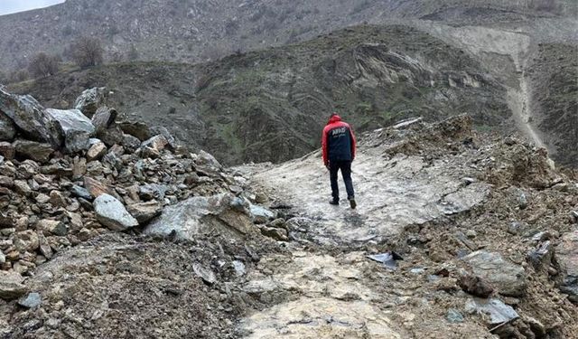 Hakkari-Van kara yolunda heyelan riski devam ediyor
