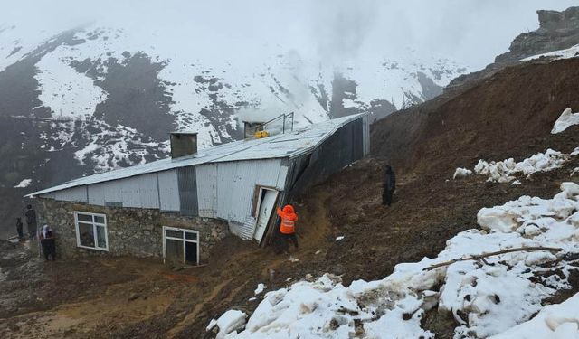 Bahçesaray'da heyelan bir eve zarar verdi