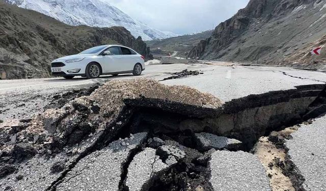 Hakkari'de heyelan: Görüntüler 7 büyüklüğündeki depremi andırıyor