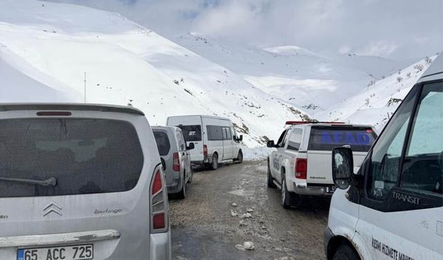 Bahçesaray-Hizan karayoluna çığ düştü