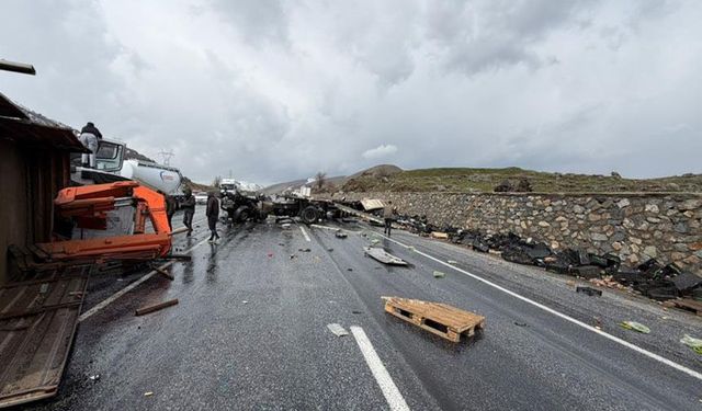 Bitlis-Van karayolunda iş makinesi ile tır çarpıştı: 1'i ağır 3 yaralı