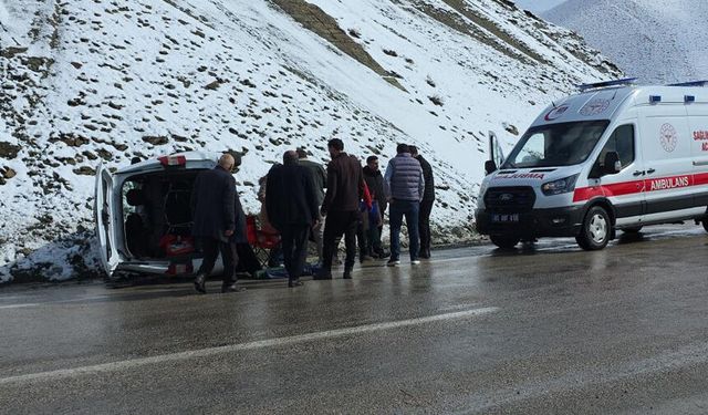 Van'da kaygan yolda devrilen kamyonette 1 kişi yaralandı