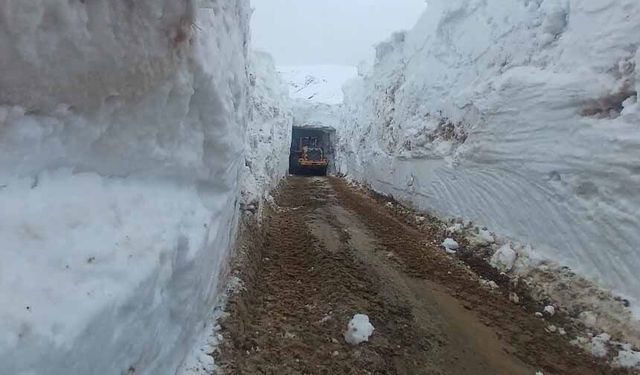 Nisan ayında 4 metrelik kar tünellerinde çalışma