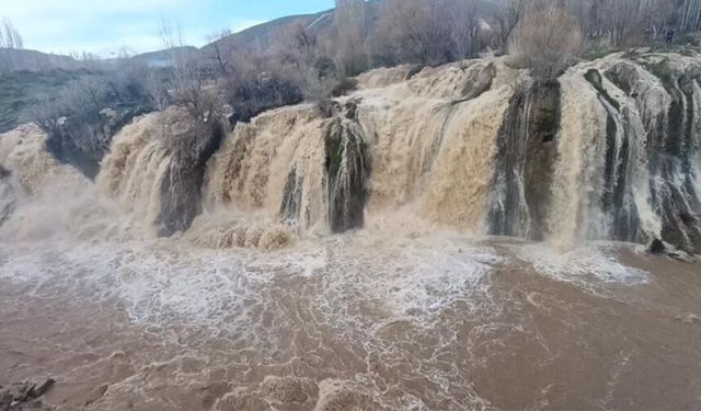 Yağışların etkisiyle Muradiye Şelalesi coştu