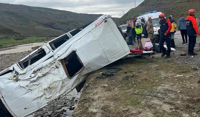 Yolcu minibüsü dere yatağına yuvarlandı: 16 yaralı