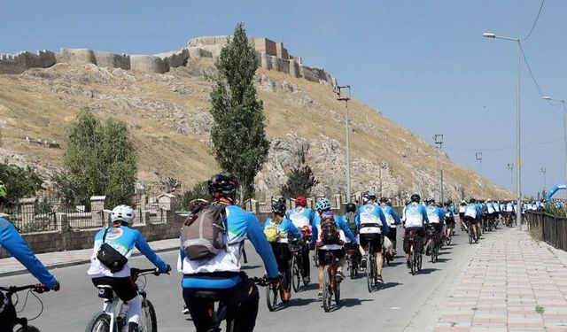 Van’da doğaseverler Van Gölü için pedal çevirecek