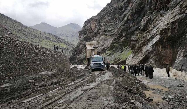 Hakkari'de etkili olan sağanak ulaşımda aksamalara yol açtı