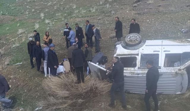 Van'da kamyonet şarampole devrildi: 4 yaralı