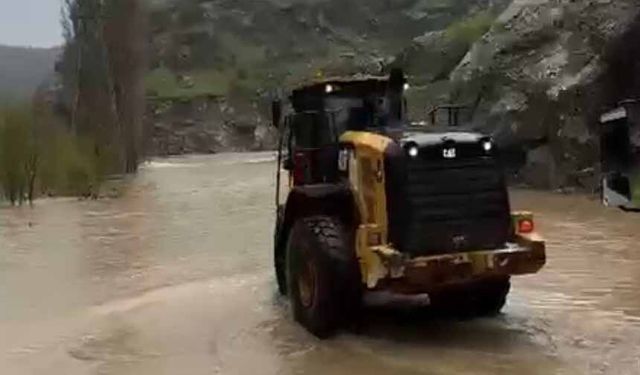 Sel yol vermeyince cenaze iş makinesiyle taşındı