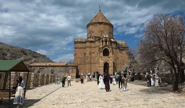 Akdamar Adası rengarenk oldu