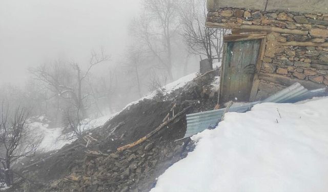 Van'da toprak kayması: 2 katlı ev hasar gördü