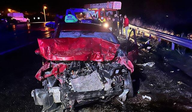 Van’da otomobil ile çekici kamyonet çarpıştı!