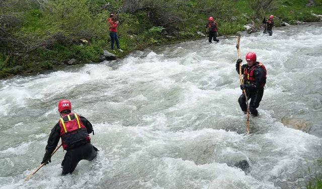 Van'dan 5 kişilik ekipte arama çalışmalarına katıldı