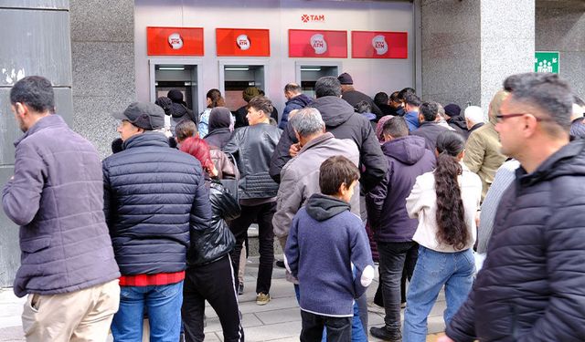 Van’da bayram öncesi ATM önlerinde yoğunluk
