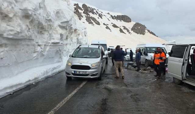 Van-Bahçesaray yolunda 10 metrelik kar duvarları aşıldı ama 'Çığ' engeli sürüyor!