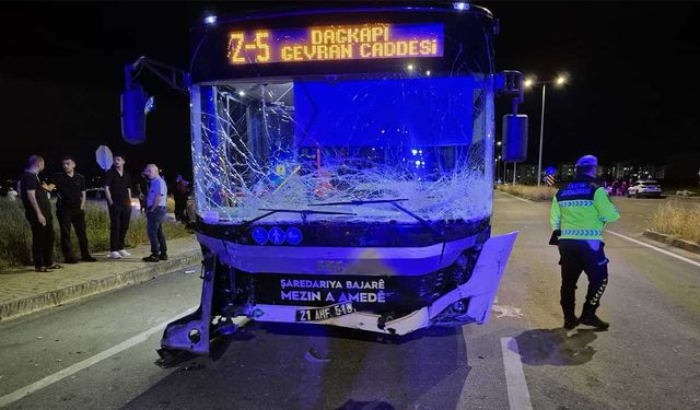 Belediye otobüsü ile otomobil çarpıştı: 2 ölü, 7 yaralı