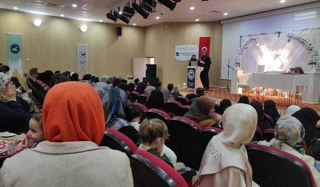 Van YYÜ kampüsünde bir ilk: Hafızlık taç takma heyecanı
