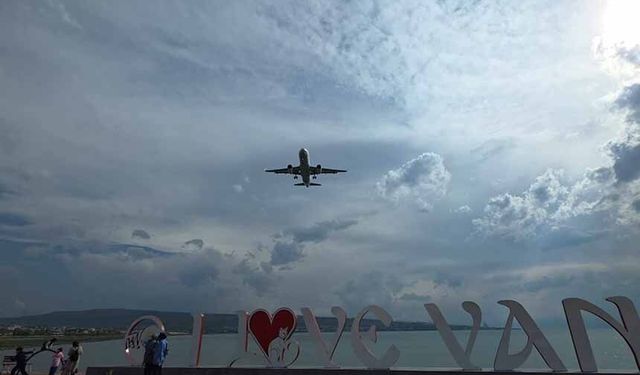 Erzurum’a yönlendirilen uçak, rötarlı olarak Van’a indi