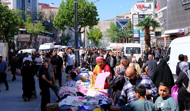 Van’da bayram arifesinde çarşı pazar doldu taştı