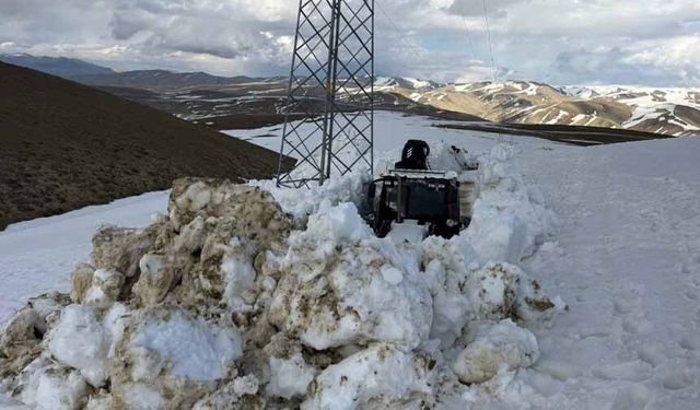 Van'ın İran sınırında 3 metreyi aşan karla mücadele